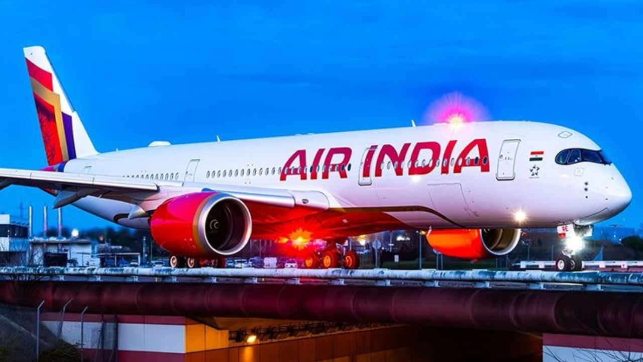 विमान ने शुक्रवार को सुबह 9:30 बजे (0230) फुकेत हवाई अड्डे से भारतीय राजधानी के...