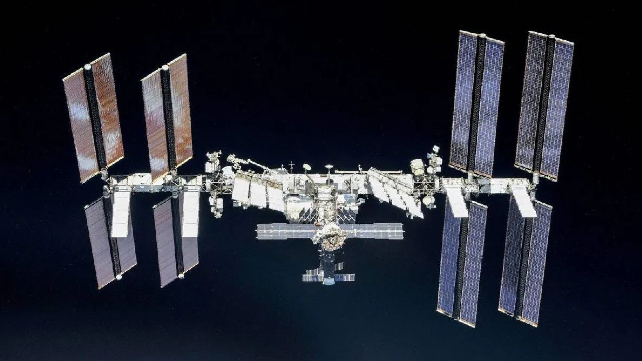 Axiom-4 Mission: भारतीय अंतरिक्ष यात्री शुभांशु शुक्ला अपने Axiom-4 मिशन की तैयारी कर...