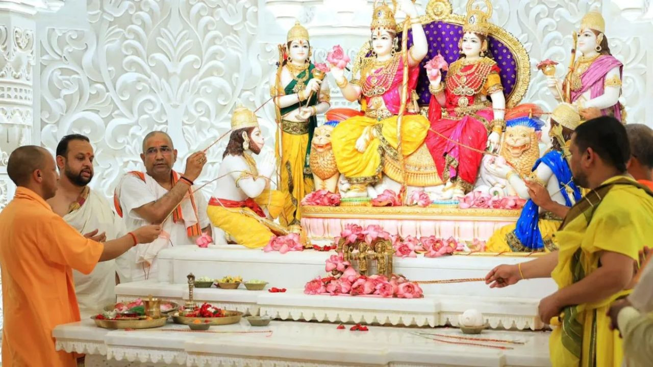 अयोध्या के श्री राम जन्मभूमि मंदिर में राम दरबार अब भक्तों के दर्शन के लिए...