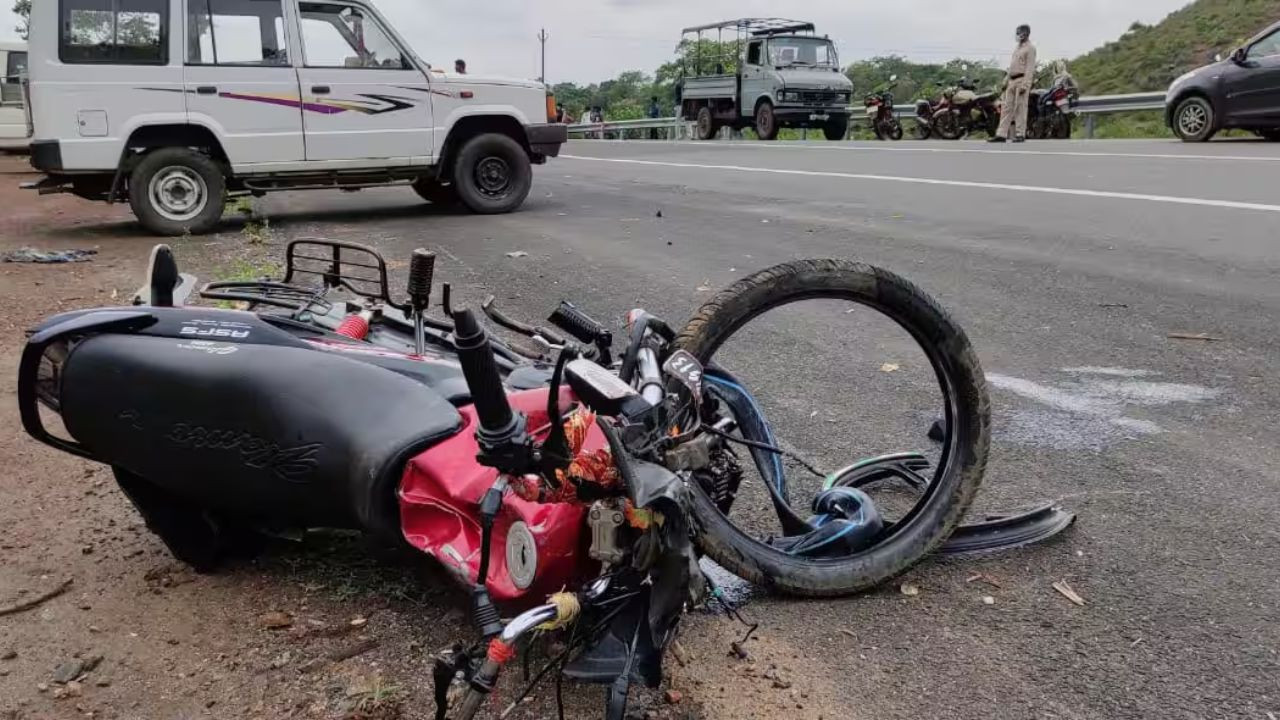 बारिश के कारण क्षेत्र में एक बिजली का पोल टूट गया था, जिससे तार सड़क पर लटक...