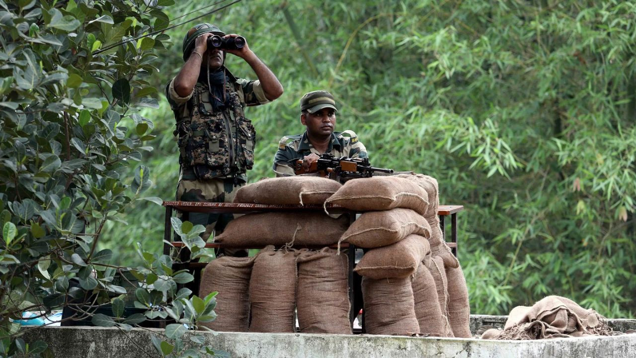 Chhatisgarh Maoist Encounter: आंध्र प्रदेश के मारेडुमिली वन में सुरक्षा बलों और नक्सलियों के...