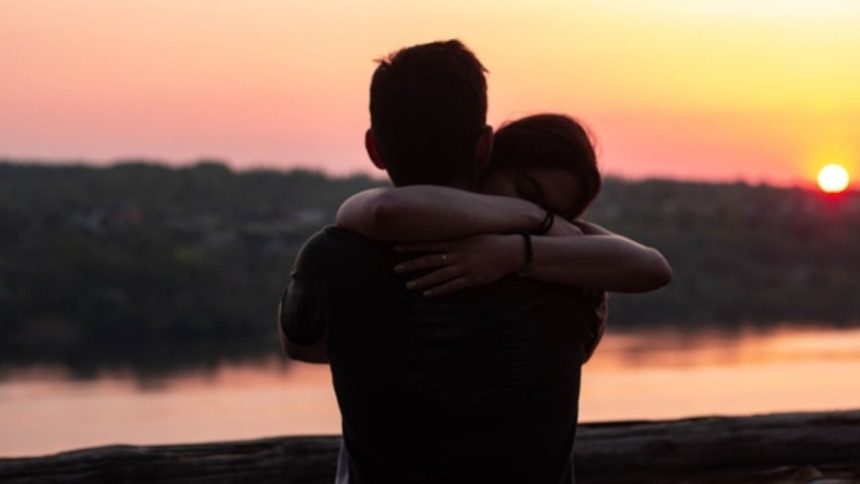 China Five Minute Hug: चीन में युवा महिलाएं मांसल पुरुषों से पांच मिनट के गले लगने के लिए...