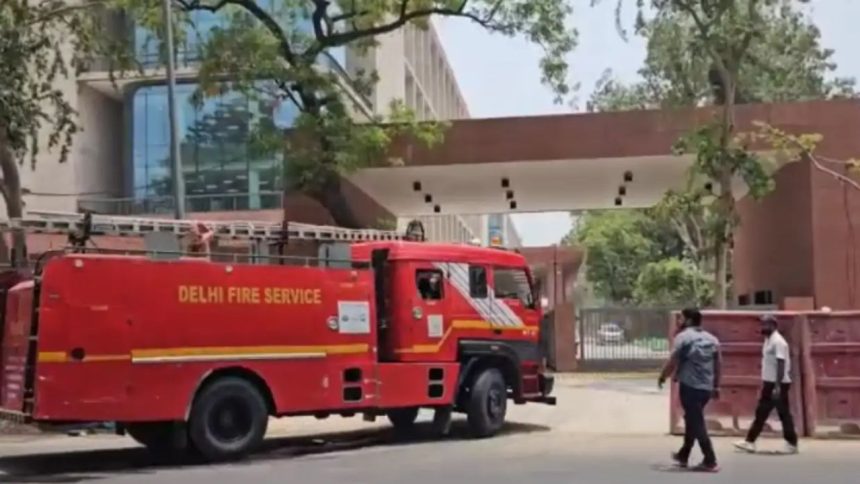 दिल्ली के जनपथ रोड पर स्थित सीसीएस की बिल्डिंग में आग लग गई है. ऐसे में इसको...