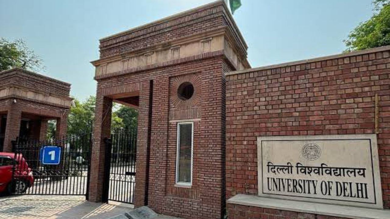 दिल्ली विश्वविद्यालय (डीयू) एक बार फिर विवादों के घेरे में है. इस बार मामला...