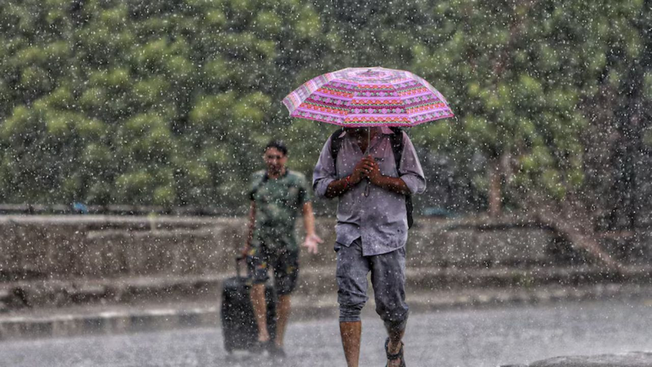 दिल्ली में उमस भरी गर्मी के बीच सोमवार को भी मौसम में बदलाव की उम्मीद है....