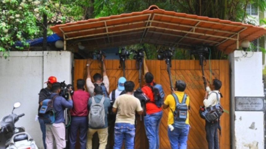 मुंबई पुलिस की आर्थिक अपराध शाखा (ईओडब्ल्यू) ने हाल ही में इस मामले में डिनो...