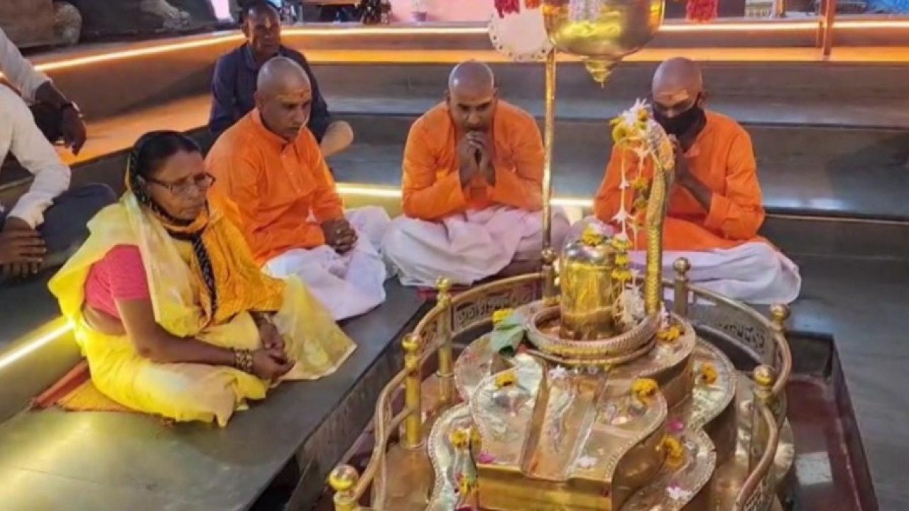 मध्यप्रदेश के खंडवा में एक महिला ने अपने तीन बेटों के साथ इस्लाम धर्म...
