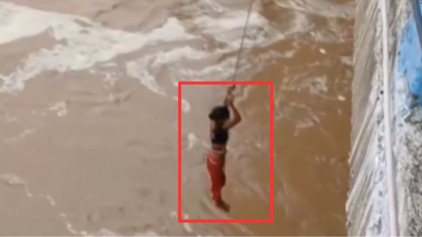 बिहार के गया में पिछले कुछ दिनों से हो रही मूसलाधार बारिश ने फल्गु नदी को...