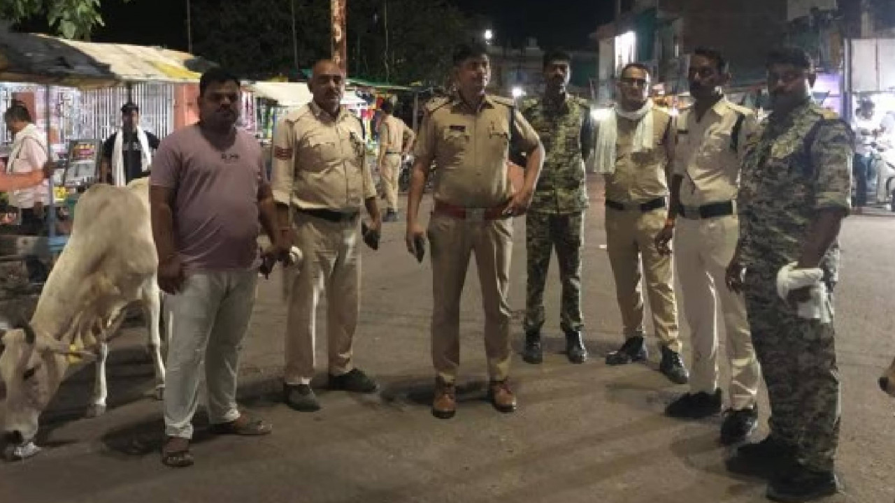 घटना सुमेदी गांव की बतायी जा रही है. एक दर्जन से अधिक हथियारबंद हमलावर एक...