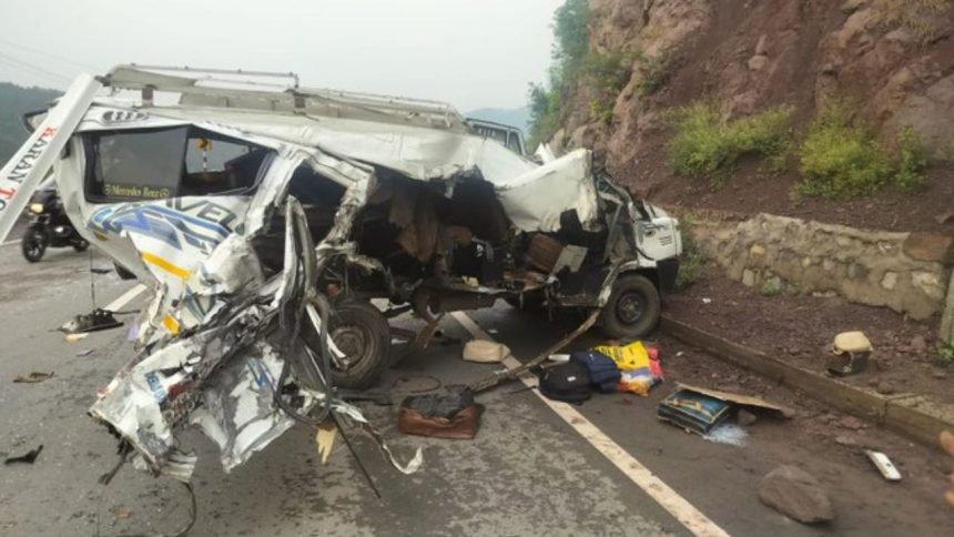Jammu-Kashmir News: जम्मू-कश्मीर के राजौरी जिले में मंगलवार सुबह एक भयानक सड़क हादसे...