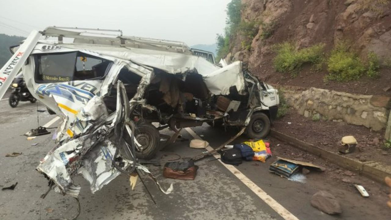 Jammu-Kashmir News: जम्मू-कश्मीर के राजौरी जिले में मंगलवार सुबह एक भयानक सड़क हादसे...