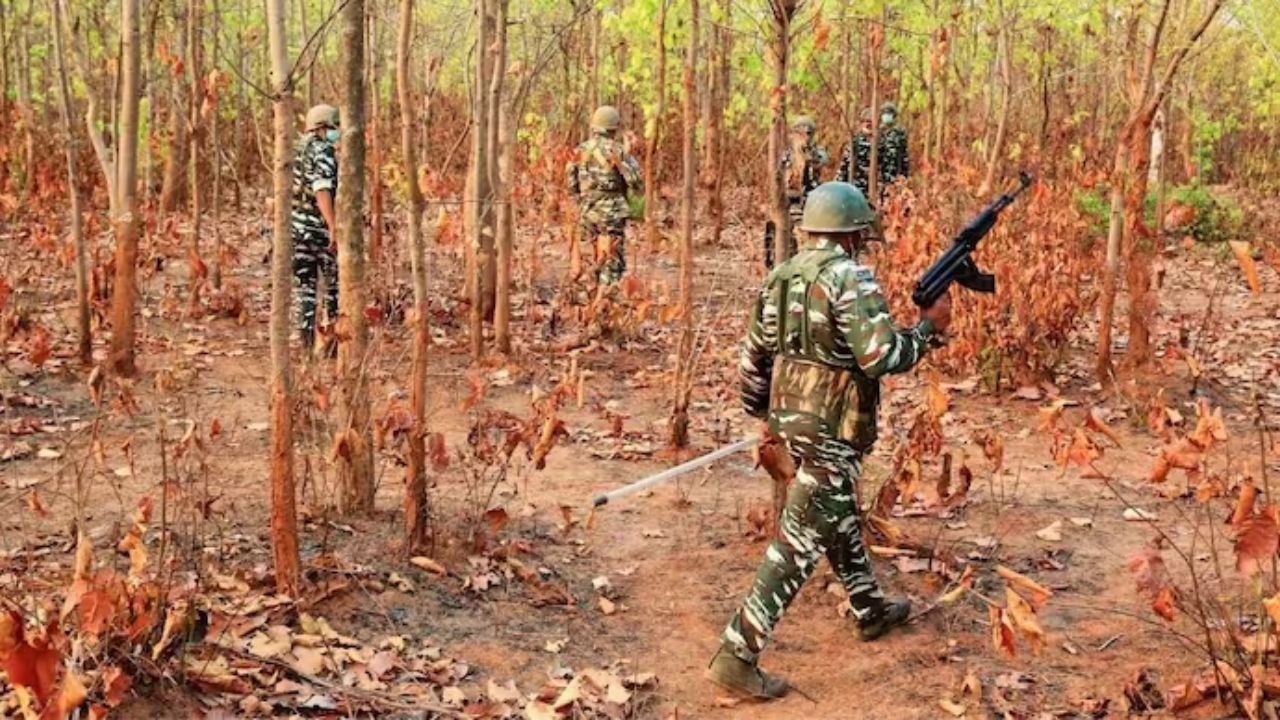 झारखंड के जंगलों में पुलिस-नक्सलियों के बीच भयंकर मुठभेड़, IED ब्लास्ट में जवान घायल