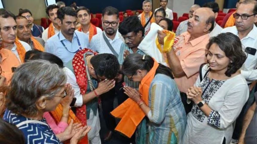 Kailash Mansarovar Yatra First Batch: पांच साल के बाद कैलाश मानसरोवर यात्रा फिर से शुरू हो गई है, जो...