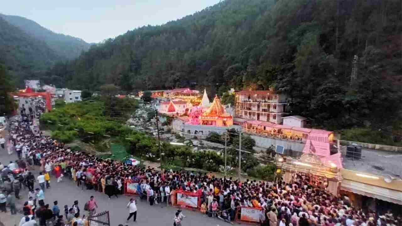 उत्साह और भक्ति के साथ मनाया गया कैंची धाम का 61 वां स्थापना दिवस, बाबा नीम करौली के भक्तों ने निशुल्क स्टॉल लगाकर किया श्रद्धालुओं का स्वागत