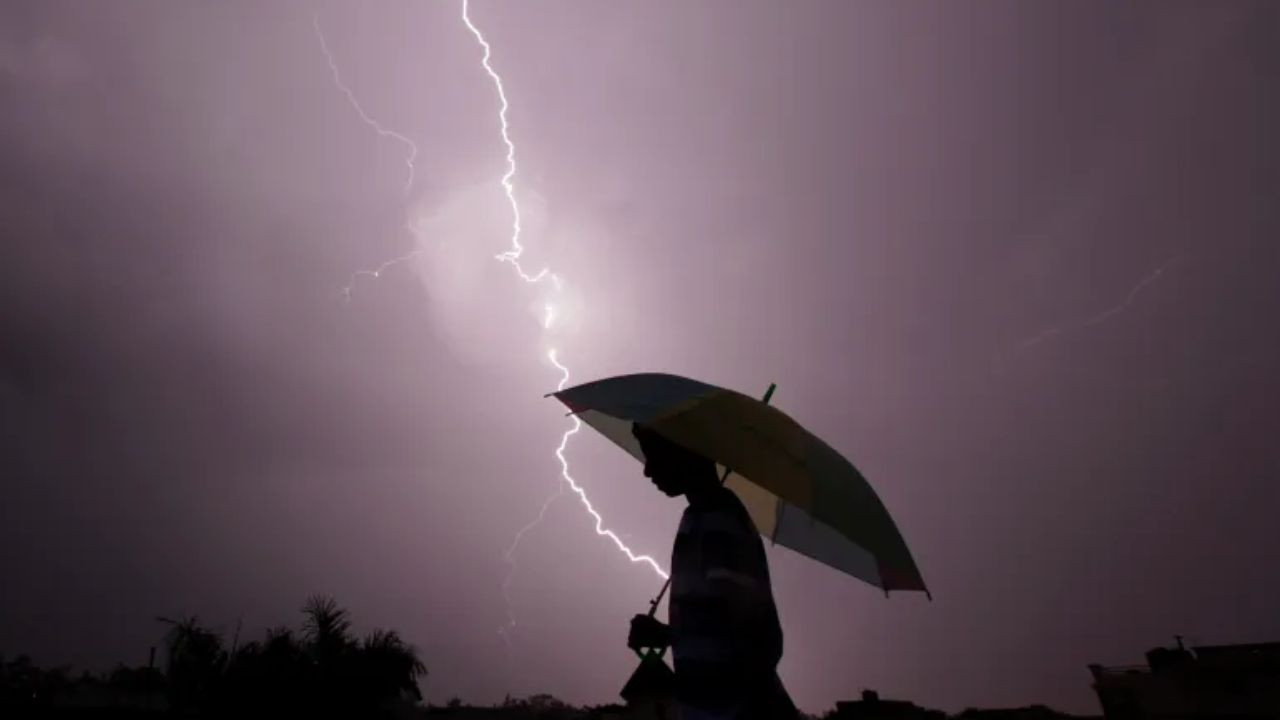 महाराष्ट्र के रत्नागिरी, रायगढ़ और सिंधुदुर्ग में बिजली गिरने से आठ लोगों...