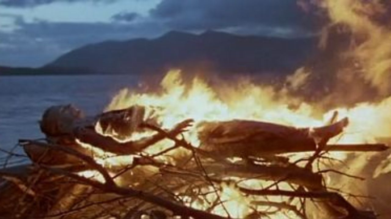 Man Jumped Over Burning Pyre: नागपुर में एक युवक ने अपनी 19 वर्षीय प्रेमिका की चिता में कूदने...