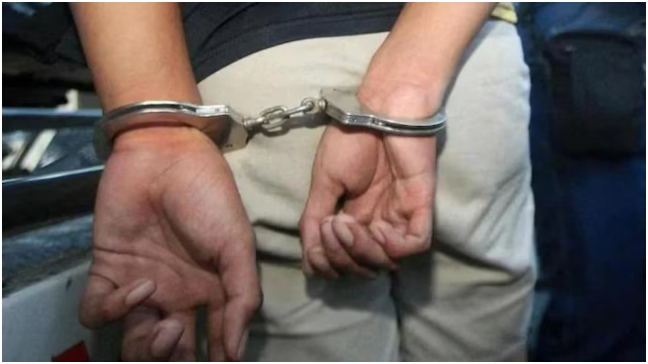 Man Kisses Women: 6 जून की रात दो महिलाओं को जबरन चूमने के आरोप में पुलिस ने 37 साल के एस....