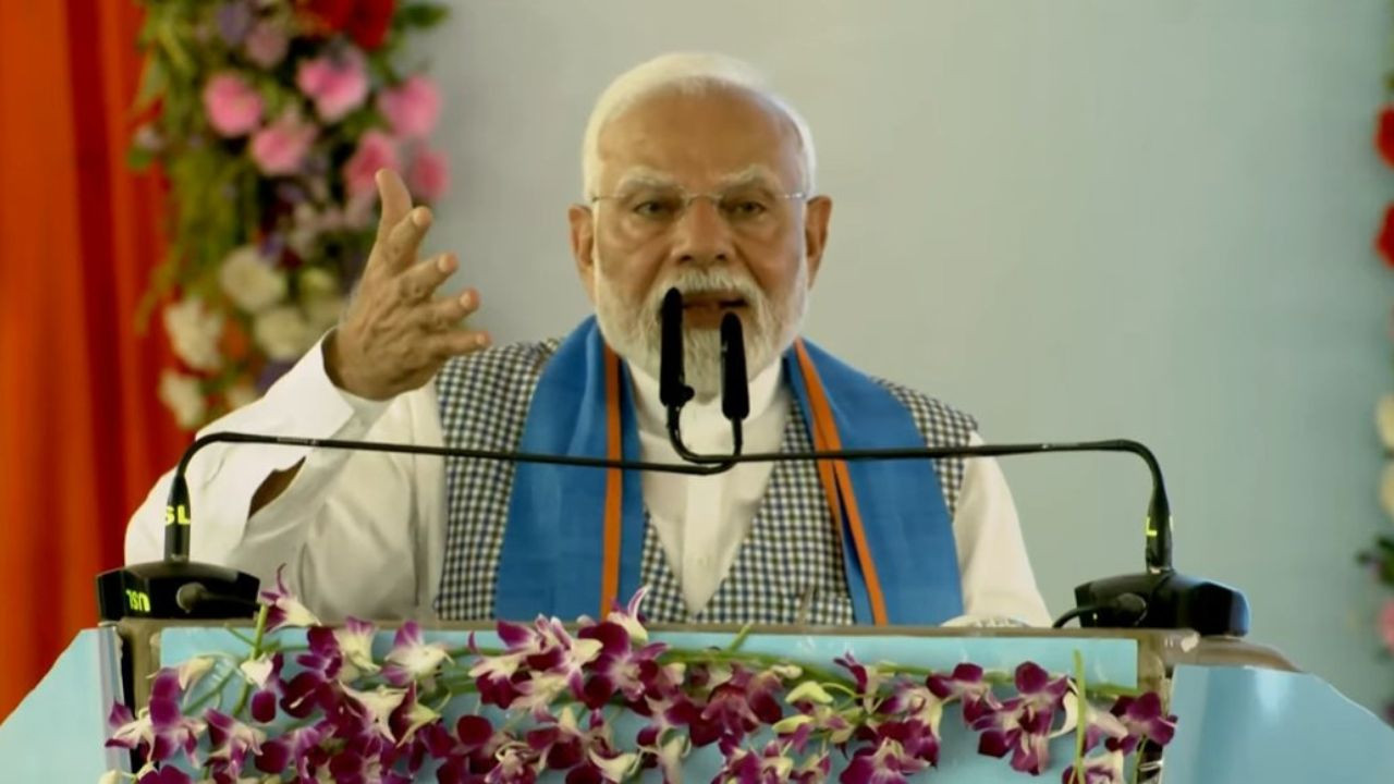 सीवान पहुंचने पर पीएम मोदी का स्थानीय लोगों ने भव्य स्वागत किया. यह...