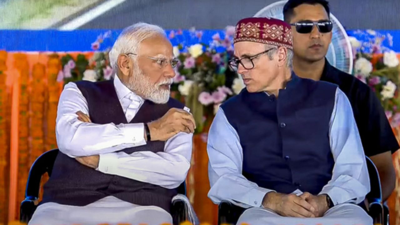 सीएम उमर अब्दुल्ला कहते हैं, "... मुझे जम्मू-कश्मीर में सभी रेलवे परियोजनाओं...