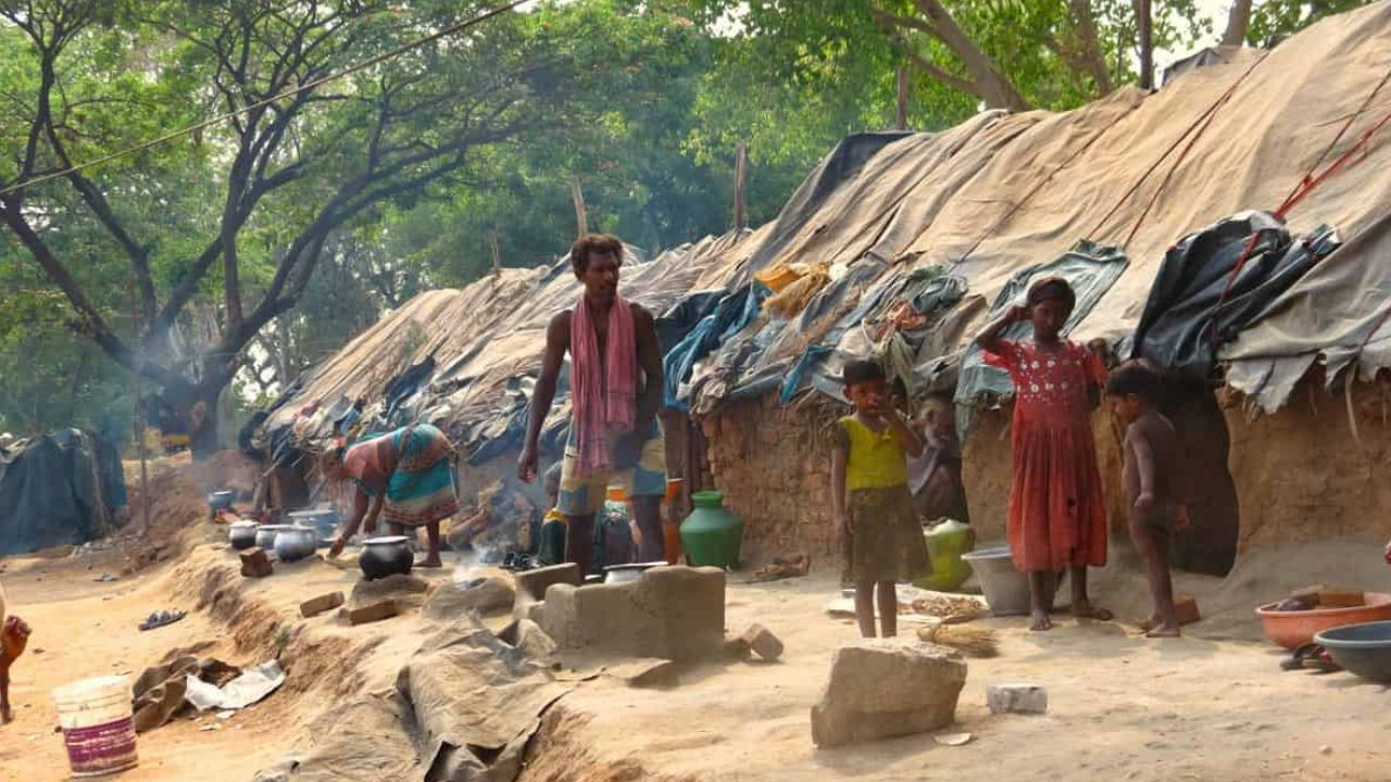 विश्व बैंक ने हाल ही में अपनी गरीबी रेखा की सीमा को संशोधित करते हुए इसे 2.15...