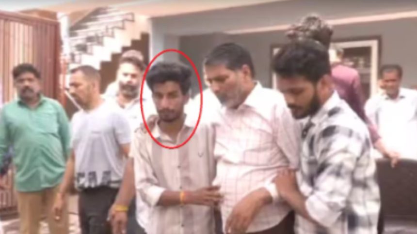 राज कुशवाह ने ऐसा व्यवहार किया जैसे वह परिवार के लिए ताकत का स्तंभ हो. पिछले...