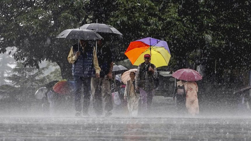 राजस्थान में कई दिनों से जारी भीषण गर्मी के बाद आखिरकार मौसम ने करवट ली है....