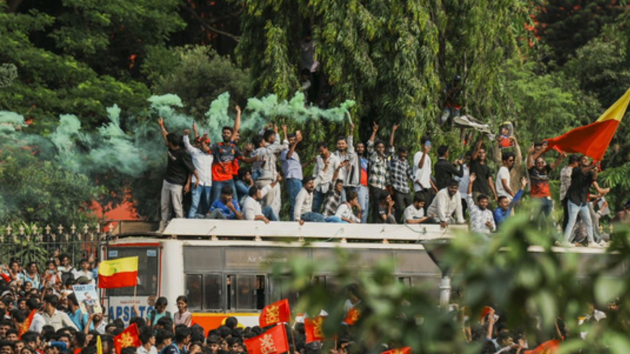 RCB Victory Parade Stampede: बेंगलुरु के विक्ट्री परेड में क्यों मची भगदड़, जानें क्या है कारण