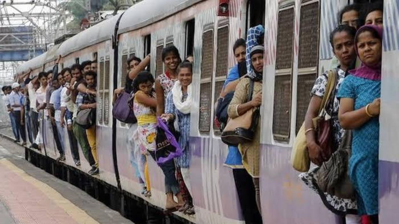 महाराष्ट्र के ठाणे में सोमवार को हादसा हुआ. यहां मुमरा स्टेशन के पास चलती...
