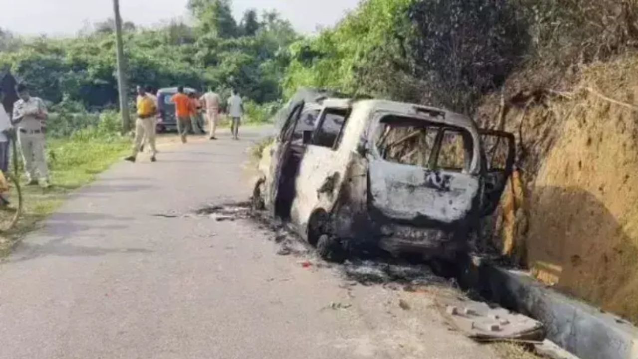 जब मृतक प्रदीप दास ने गुस्साई भीड़ से बचने की कोशिश की तो उन्होंने उसे पकड़...