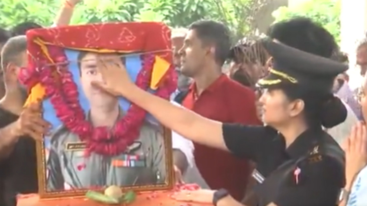वीडियो में दीपिका चौहान अपने पति की फ्रेम की हुई तस्वीर पकड़े हुए हैं जिस...