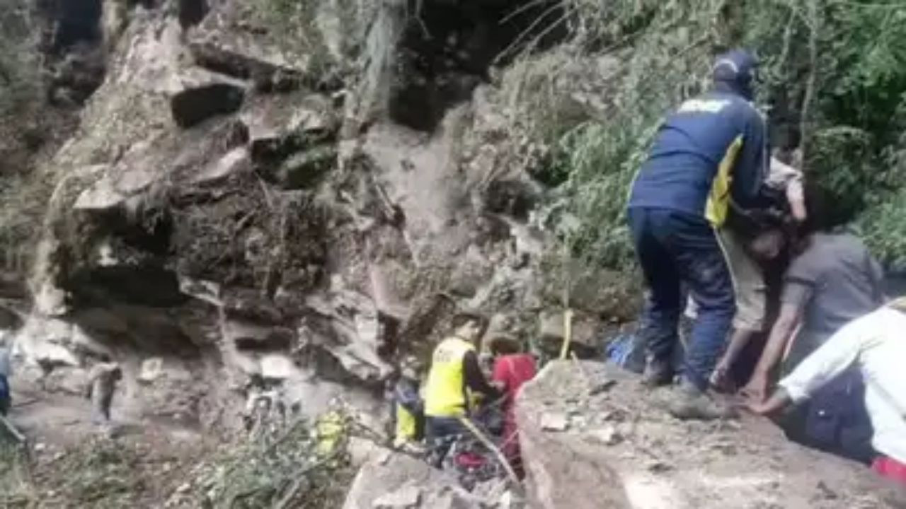 Uttarakhand Landslides: उत्तराखंड के चार धाम यात्रा मार्ग पर भारी बारिश के कारण हुए...