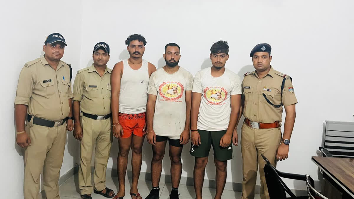 हरिद्वार में कांवड़ियों ने कार पर बरसाए लाठी डंडे, मारपीट करने पर हिरासत में 3 युवक
