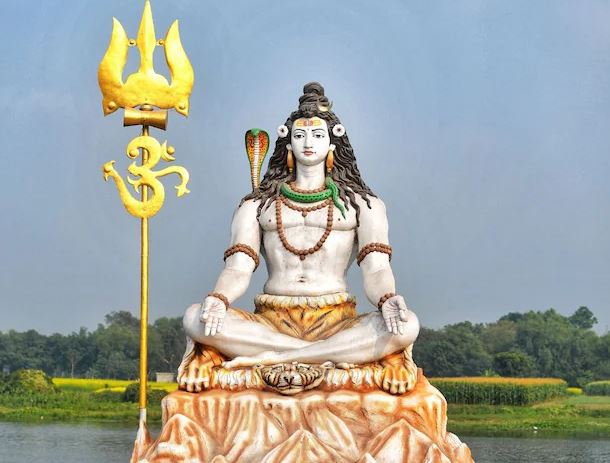 सोमवार के दिन इस तरह करें शिवजी की पूजा, जानें महत्व, पूजन समय और शिव पूजा में क्या न करें?