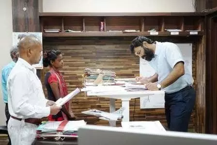 कलेक्टर ने जनदर्शन में आमजनों की समस्याओं का किया निराकरण
