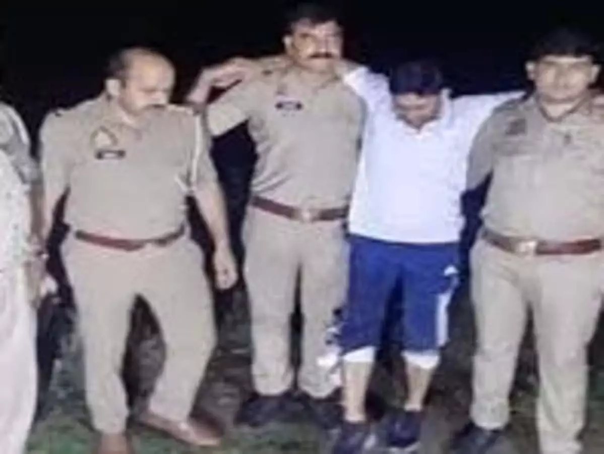 शिक्षक को पुलिस ने मारी गोली, हेड कांस्टेबल की हत्या का है आरोपी