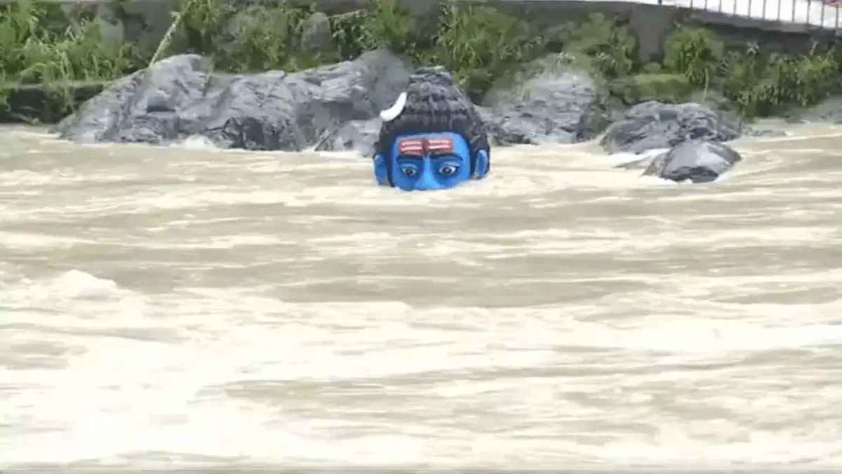 Alaknanda river : बाढ़ के बीच भगवान शिव की मूर्ति हुई बाढ़ में समाहित
