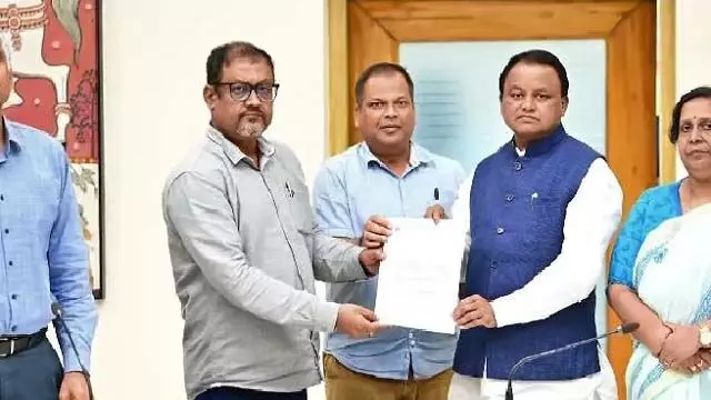 CM : आश्वासन के बाद OAS अधिकारियों ने सामूहिक अवकाश टाला