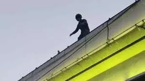 पत्नी के न आने से दुखी युवक चढ़ा फ्लाईओवर पर, पुलिस ने बचाई जान