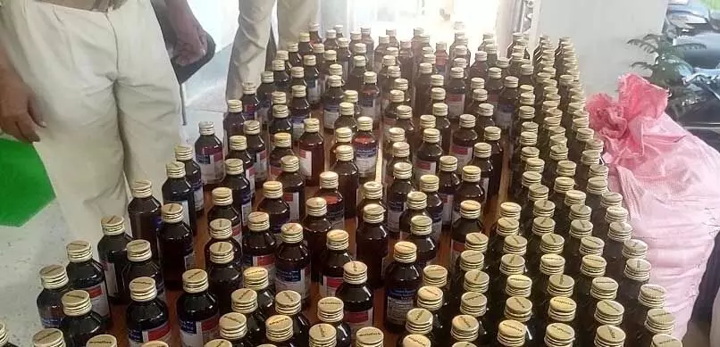 पुलिस ने कोडीन कफ सिरप की 700 से अधिक बोतलें की जब्त, दो को किया गिरफ्तार