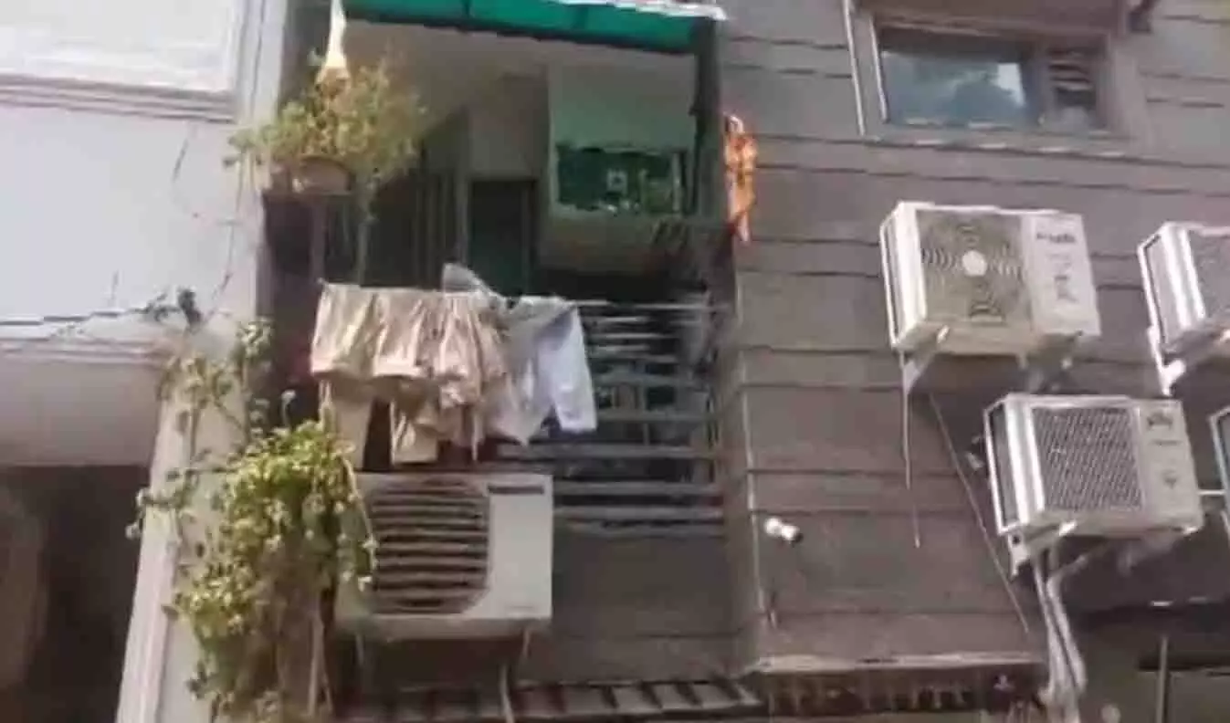 डबल मर्डर: दरवाजा बंद, गेट-सीढ़ियों पर खून के धब्बे...नौकर गिरफ्तार