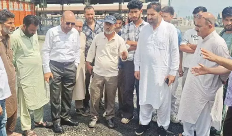 सोपोर मंडी में घटिया किस्म के मैकडैमाइजेशन पर फल व्यापारियों ने जताया रोष