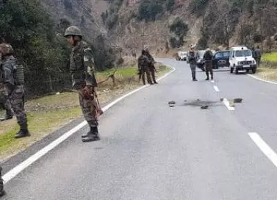 दूसरे दिन भी मुठभेड़ जारी, रुक-रुक कर हो रही गोलीबारी