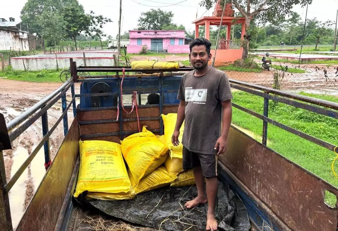 महासमुंद जिले में सहकारी समिति झालखम्हारिया में खाद की पर्याप्त उपलब्धता