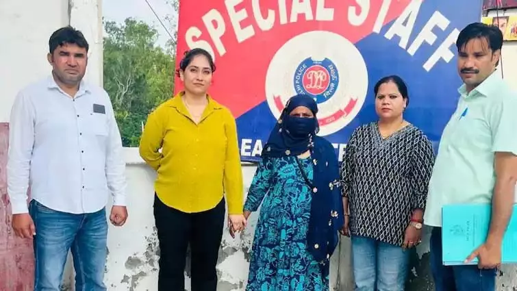 हत्या के मामले में वांछित महिला अपराधी पूनम उर्फ मंजू उर्फ लंगड़ी गिरफ्तार