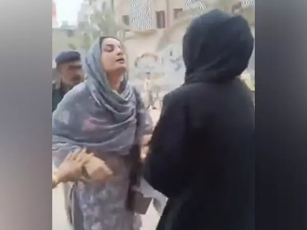 Karachi में विरोध प्रदर्शन पर पुलिस छापा, अमना बलूच समेत 4 गिरफ्तार