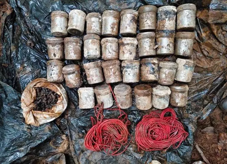 BIG BREAKING: नक्सलियों की बड़ी साजिश नाकाम, 30 IED बरामद