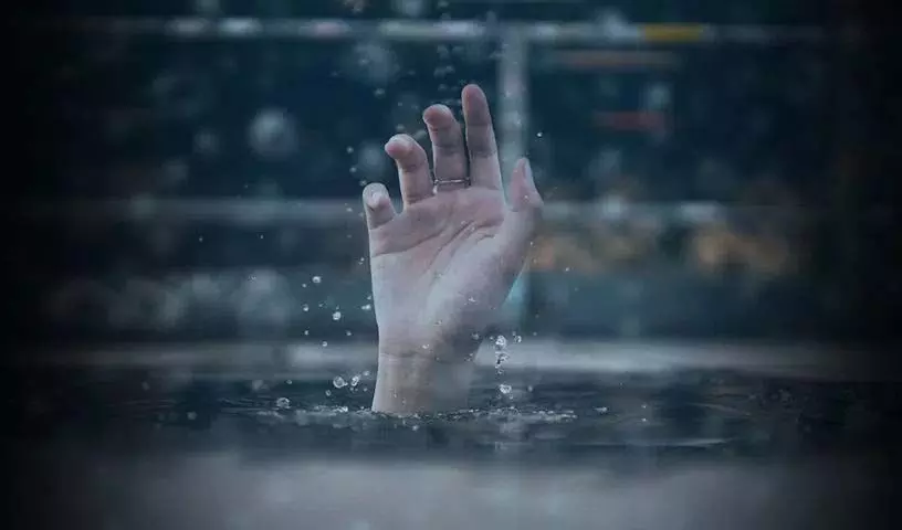 राहगीरों की तत्परता बनी जिंदगी की डोर, महिला को डूबने से रोका