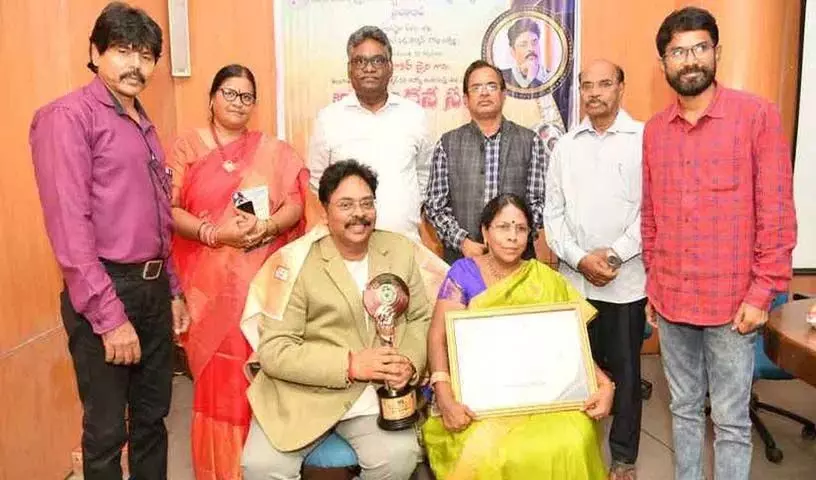 तेलुगु विश्वविद्यालय के पूर्व छात्र प्रभाकर जैन को सम्मानित किया गया