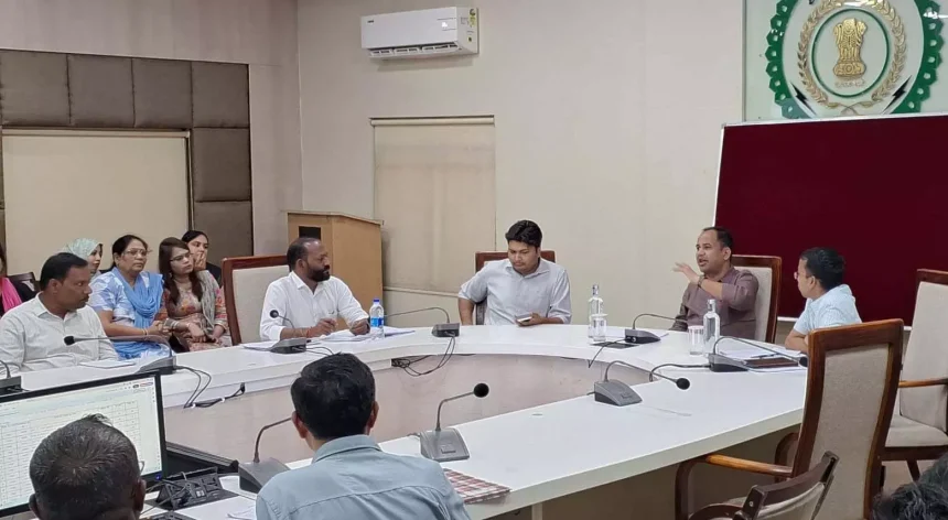 कलेक्टर ने ली आदिवासी विकास विभाग की समीक्षा बैठक