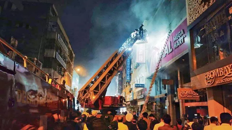 शॉपिंग कॉम्प्लेक्स में लगी आग